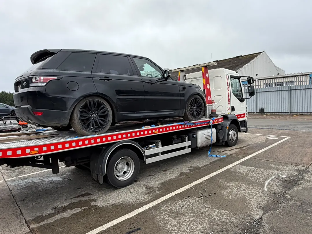 Range Rover carried on a Lifesaver flatbed truck